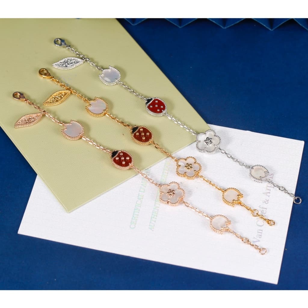 สไตล์ใหม่ v & ca สร้อยข้อมือ ไทเทเนียมเหล็ก รูปดอกพลัม เต่าทอง สีขาว ไม่จางหาย แฟชั่นสําหรับผู้หญิง