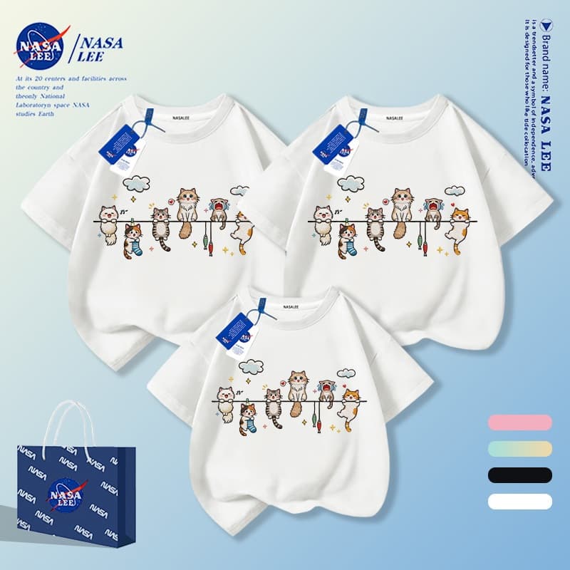 【จัดส่งวันเดียวกัน】เสื้อคอกลมสีขาวสำหรับครอบครัว ดีไซน์ร่วมกับ NASA ผ้าฝ้ายบริสุทธิ์นุ่มสบาย แขนสั้น ลายแมว 6 ตัว เหมาะสำหรับครอบครัว 3 คน ดีไซน์เรียบหรู ทันสมัย