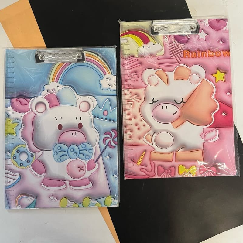 (ยกโหล 12 ชิ้น) No.2131 คลิปบอร์ด A4 Clip Board กระดานรองเขียน สีสันน่ารัก กระดานรองเขียน กระดานรองเขียนลายการ์ตูน